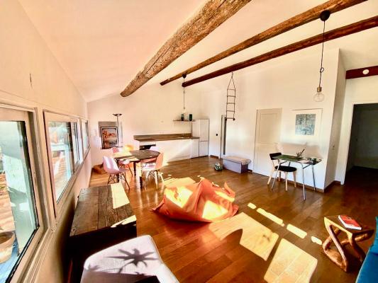 Appartement climatis type loft Avignon intramuros